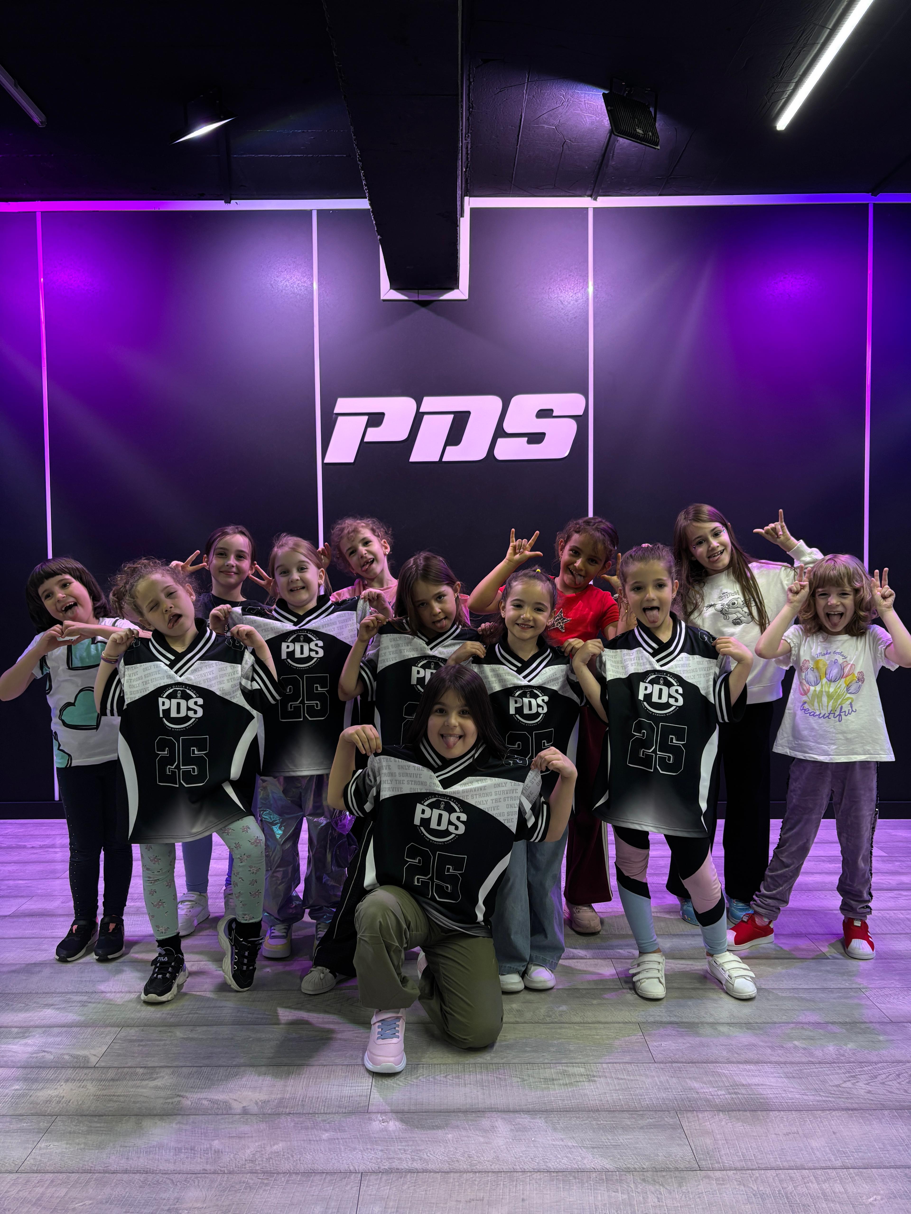 Copii de la Piticu Dance Studio langa peretele salii